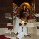 p-robert-ante-el-sagrario-monaguillos-Copiar