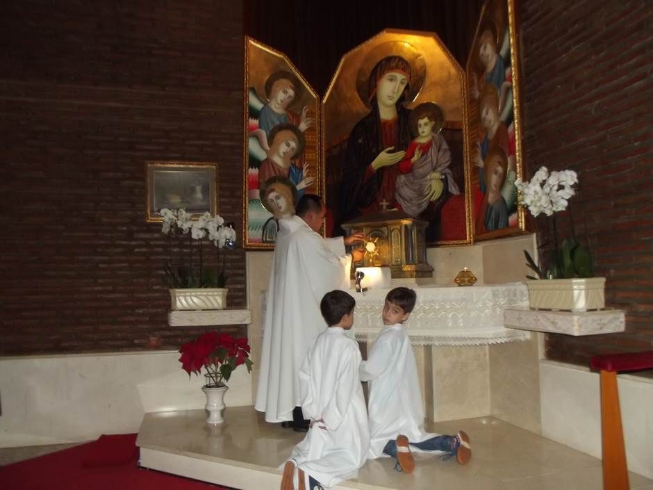 p robert ante el sagrario monaguillos (Copiar)