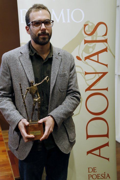 GRA206 MADRID, 16/12/2016.-El escritor Sergio Navarro ha sido galardonado con el premio Adonais de poesia 2016 por su poemario "La lucha apor el vuelo". En la foto, Sergio Navarro en la sede de la Biblioteca Nacional tras recibir el premio.EFE/ Sergio Barrenechea